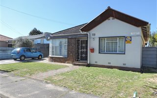 4 Bedroom House in Belmont Park