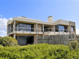 4 Bed House in Rooi Els