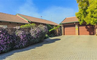 3 Bedroom Simplex in Pierre van Ryneveld