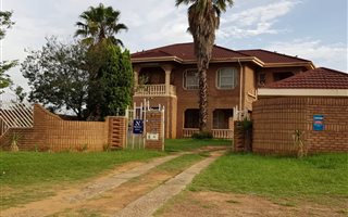 6 Bedroom House in Pine Ridge