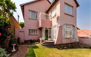 6 Bedroom House in Orange Grove