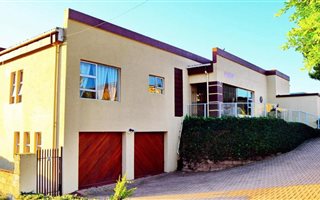5 Bedroom House in Hartenbos Heuwels