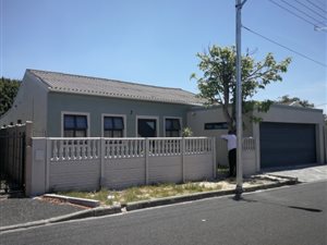 4 Bedroom House in Rondebosch East