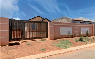 2 Bedroom House in Meadowlands