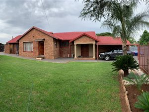 4 Bed House in Heuweloord
