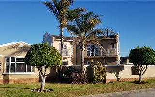 4 Bedroom House in Overbaakens