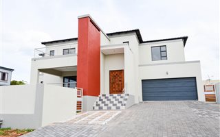 5 Bedroom House in Olympus