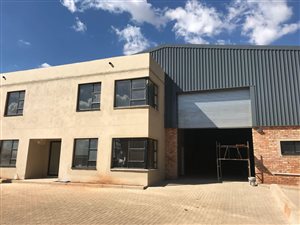 704 m² Industrial space in Clayville