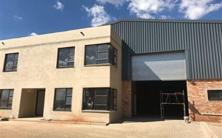 704 m² Industrial space in Clayville