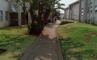 2 Bedroom Townhouse in Die Hoewes