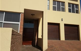 4 Bedroom Townhouse in Bankenveld