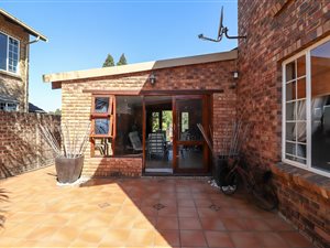3 Bed Townhouse in Van Riebeeck Park