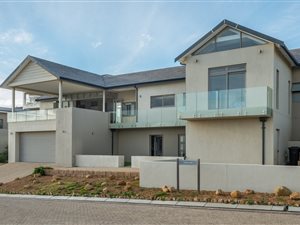 4 Bed House in Dennegeur