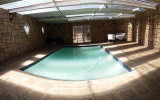 6 Bedroom House in Robertsham