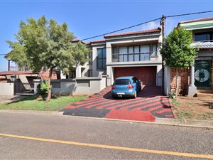 5 Bed House in Lotus Gardens