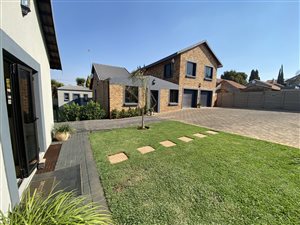 6 Bed House in Highveld