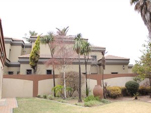 5 Bed House in Blue Valley Golf Estate