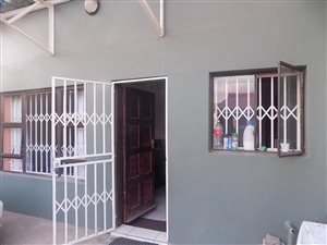 9 Bed House in Bezuidenhout Valley