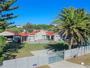 4 Bed House in Pearly Beach