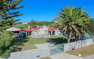 4 Bedroom House in Pearly Beach