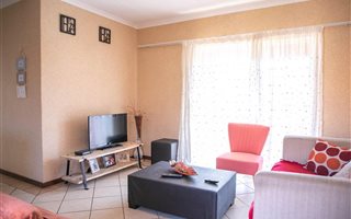2 Bedroom Townhouse in Mooikloof Ridge