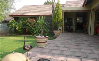 3 Bedroom House in Geelhoutpark