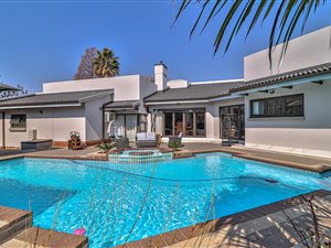 6 Bed House in Alphen Park
