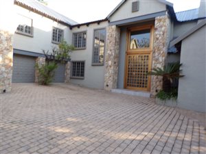 5 Bed House in Silver Lakes Golf Estate