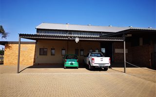 800 m² Commercial space in Hamilton