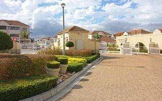 2 Bedroom Apartment in Vredekloof Heights