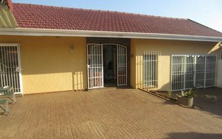 4 Bedroom House in Dewetshof