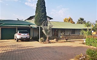 2.2 ha Farm in Kameeldrift West