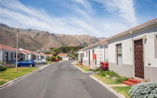 2 Bedroom Townhouse in Gordons Bay Central