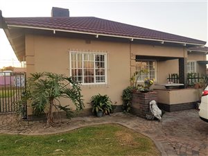 3 Bed House in Estera