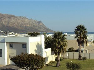 3 Bed Townhouse in Gordons Bay Central