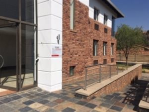 220.979995727539 m² Office Space in Bromhof