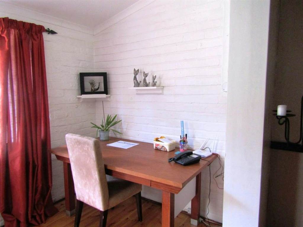 3 Bedroom House in Prestbury photo number 5