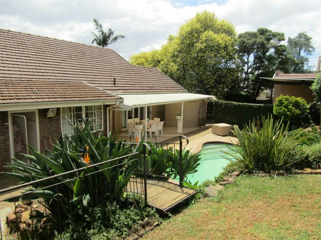 3 Bedroom House in Prestbury photo number 15