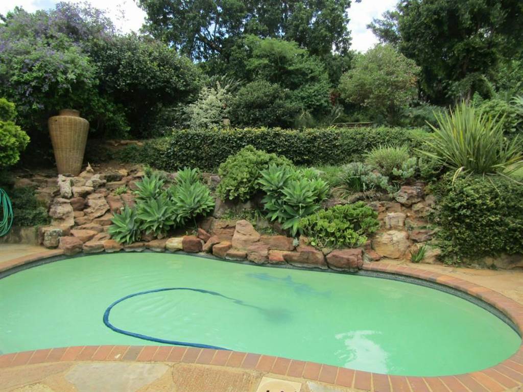 3 Bedroom House in Prestbury photo number 13