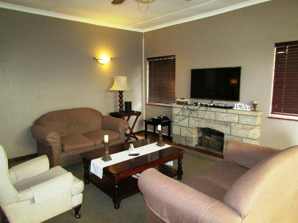 3 Bedroom House in Prestbury photo number 18