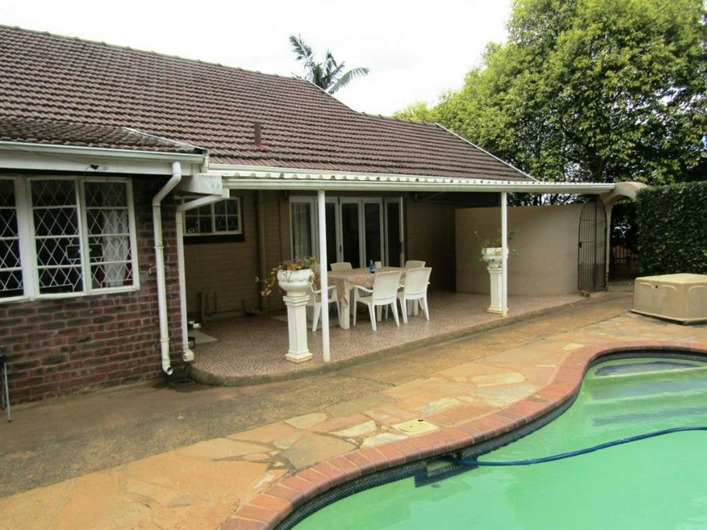 3 Bedroom House in Prestbury photo number 12