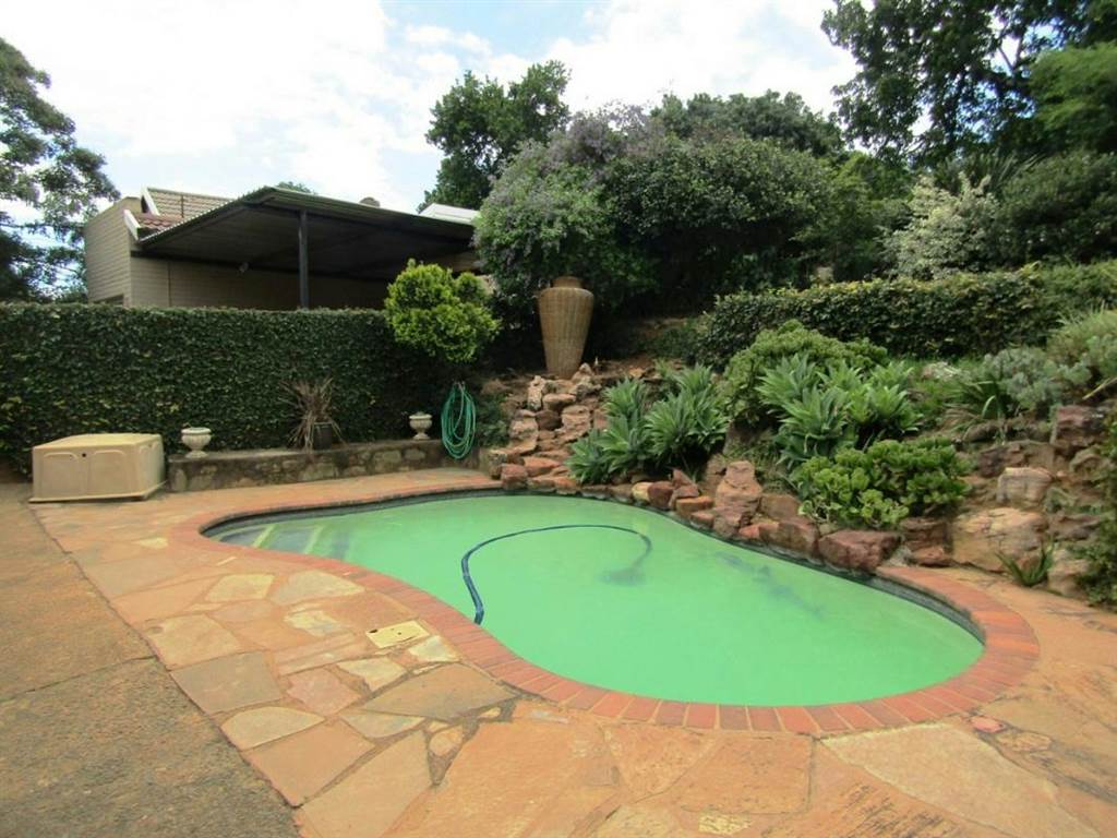 3 Bedroom House in Prestbury photo number 11