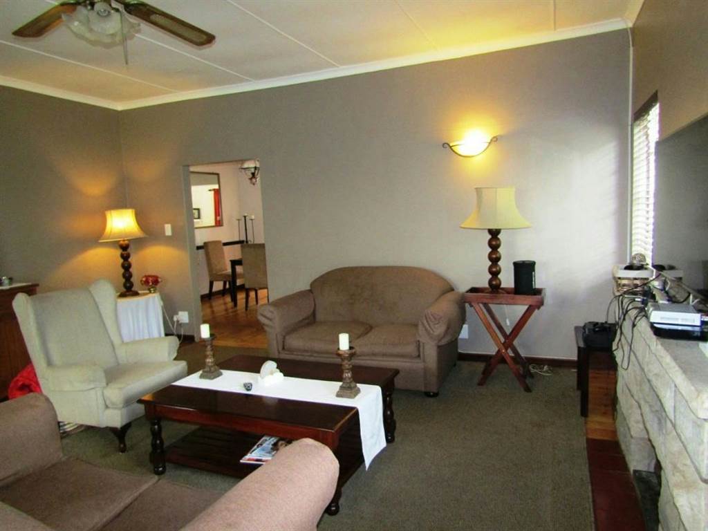 3 Bedroom House in Prestbury photo number 4