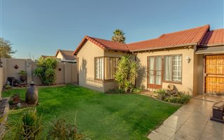 2 Bedroom House in Bromhof