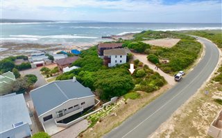 670 m² Land available in Stilbaai