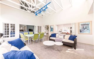 4 Bedroom House in Maroeladal