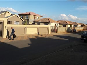2 Bed Apartment in Protea Glen