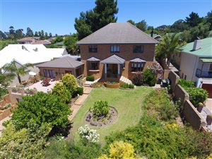 4 Bedroom House in Bergsig
