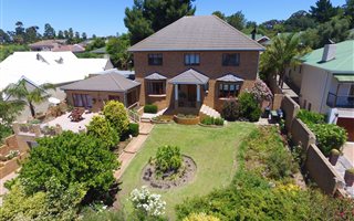 4 Bedroom House in Bergsig