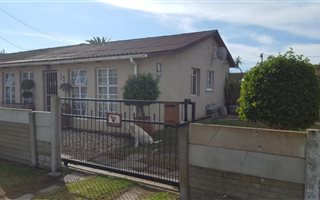 2 Bedroom House in Uitenhage Central